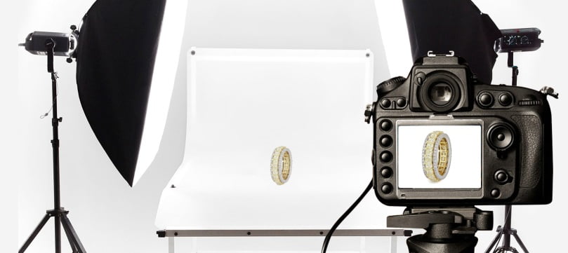 take jewelry photography with camera and professional lighting in the photo studio